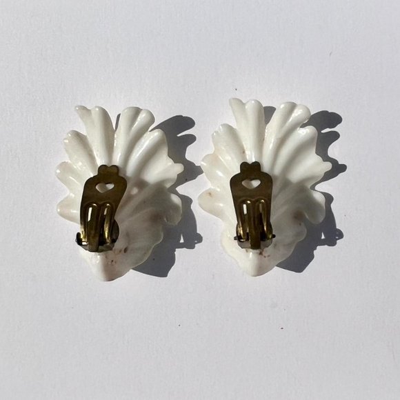 Vintage MCM Lucite plastic leaf & aurora borealis rhinestone clip earrings - Picture 4 of 4